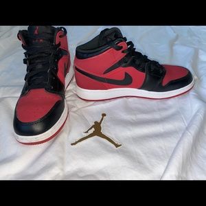 Air Jordans Mid 1s